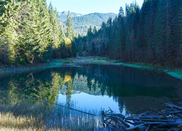 Karpatské horské podzimní krajina s jezerem. — Stock fotografie