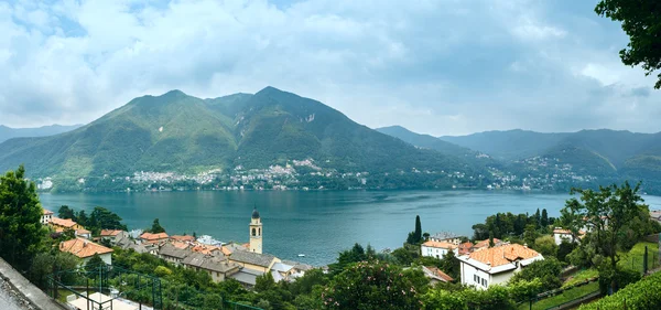 Comosjön (Italien) sommaren panorama. — Stockfoto