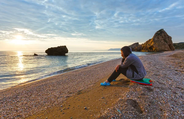 Donna sulla spiaggia di Potistika. Vista sull'alba (Grecia ) — Foto Stock