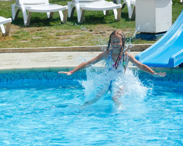 Девушка в летнем открытом бассейне . — стоковое фото