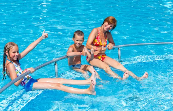 Rodina v bazénu. — Stock fotografie