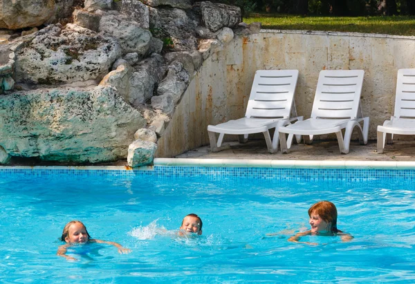 Mother train children to swim in the pool. — Stock Photo, Image