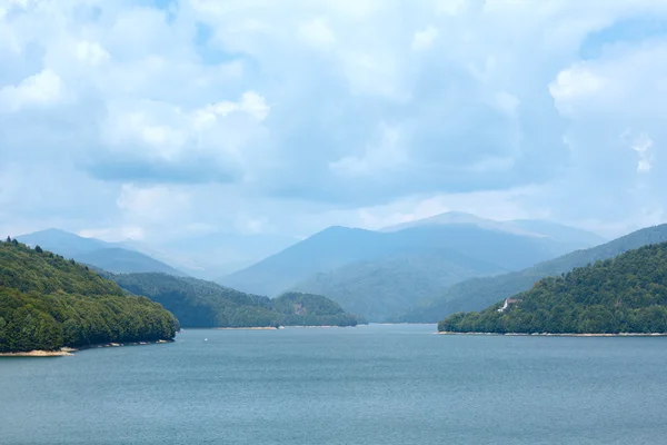 湖 vidraru 夏日风景 (罗马尼亚). — 图库照片