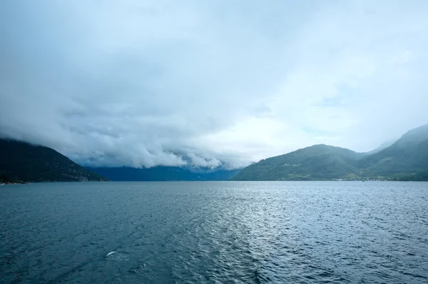 Hardangerfjord estate vista nuvolosa (Norvegia ) — Foto Stock