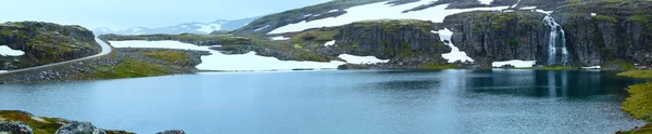 Sommaren bergspanorama med sjö och snö (Norge) — Stockfoto