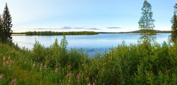 Vista de verão do lago (Suécia ). — Fotografia de Stock