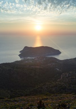 Assos Yarımadası (Yunanistan, Kefalonia gün batımı görünümü).