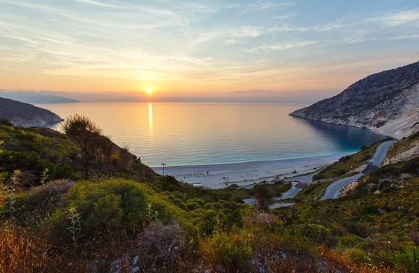 Pôr do sol na praia de Myrtos (Grécia, Kefalonia, mar Jónico ). — Fotografia de Stock