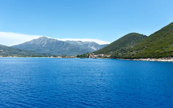 海夏のフェリー （ギリシャからの海岸ビュー) — ストック写真