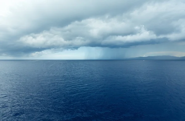 Vista mare estate con cielo tempestoso (Grecia ) — Foto Stock