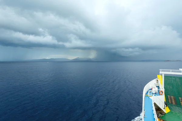 Vista al mar de verano con cielo tormentoso (Grecia ) — Foto de Stock