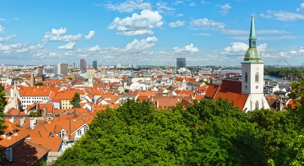 Bratislava våren stadsutsikt (Slovakien) — Stockfoto