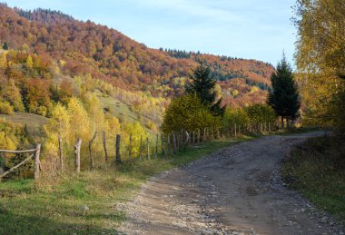 Sonbahar Karpatlar ve kirli kırsal yollar, Ukrayna.