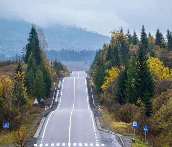 乌克兰喀尔巴阡山脉和山口公路上的烟霾和阴霾 — 图库照片