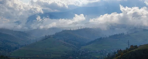 晨雾笼罩在阳光和秋天的山地乡村 乌克兰 喀尔巴阡山脉 巴尔扎克山脉 外喀尔巴阡山脉 — 图库照片