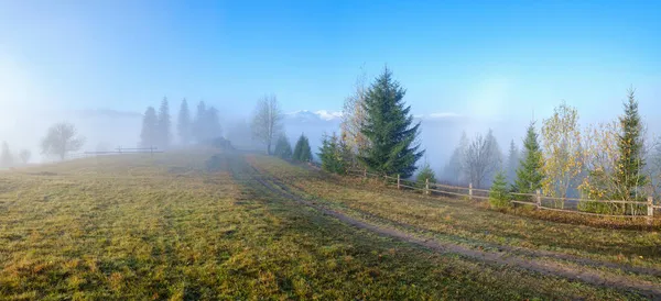 霧の秋の山の日の出のシーン 穏やかな絵の旅 自然と田舎の美しさのコンセプトシーン — ストック写真