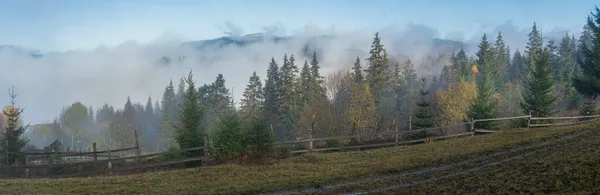 Туманна Осіння Сцена Сходу Сонця Горах Спокійні Мальовничі Подорожі Сезонні — стокове фото