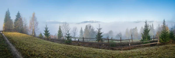 多雾的秋山日出景象 和平的风景秀丽的旅游 季节性的 自然的和乡村的美的概念风景 — 图库照片