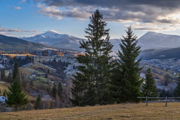 Finales Otoño Montaña Antes Puesta Del Sol Escena Con Las — Foto de Stock