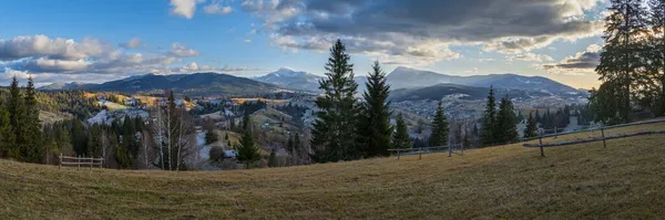 Pozdní Podzimní Horská Scéna Před Západem Slunce Zasněženými Vrcholky Daleko — Stock fotografie