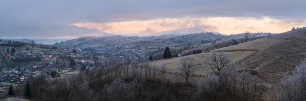冬が来る 秋の山の田舎の朝の最後の天気の良い日平和的な絵のシーン 丘から村への汚い道 — ストック写真