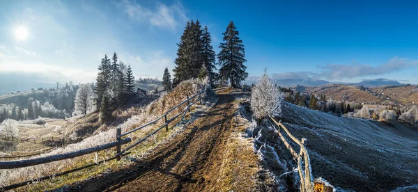冬が来る 秋の最後の日は 山の田舎の平和的な絵のように美しい霜のシーンで朝 丘から村への汚い道 ウクライナ カルパチア山脈 — ストック写真