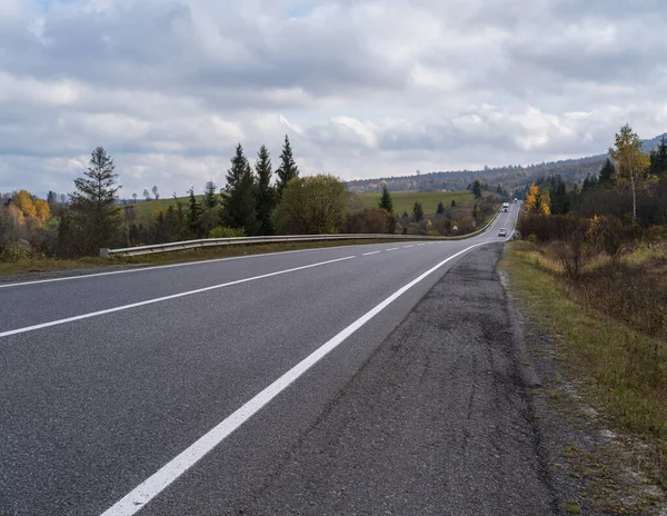 Wazig Bewolkt Karpaten Snelweg Bergpas Oekraïne — Stockfoto