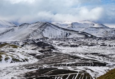 Güney İzlanda 'da mevsim değişiyor. Sonbaharda kar altında renkli Landmannalaugar dağları.