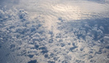 Hava akşam gökyüzü ve bulutlar okyanus üzerinde uçak penceresinden görülür. Gökyüzü bulutlu arka plan. Kuzey Atlantik üzerinden İzlanda 'ya uçuş.