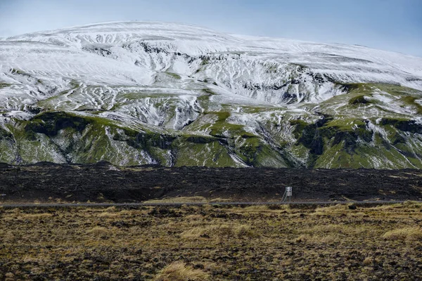 アイスランド南部の高地で季節が変わります 秋には雪に覆われたカラフルなLandmannalauar山 手前の火山砂の溶岩原 — ストック写真