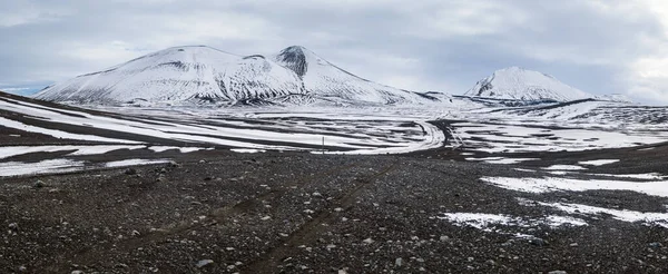 Sonbaharda Zlanda Kar Altında Renkli Landmannalaugar Dağları Önplanda Volkanik Kumdan — Stok fotoğraf
