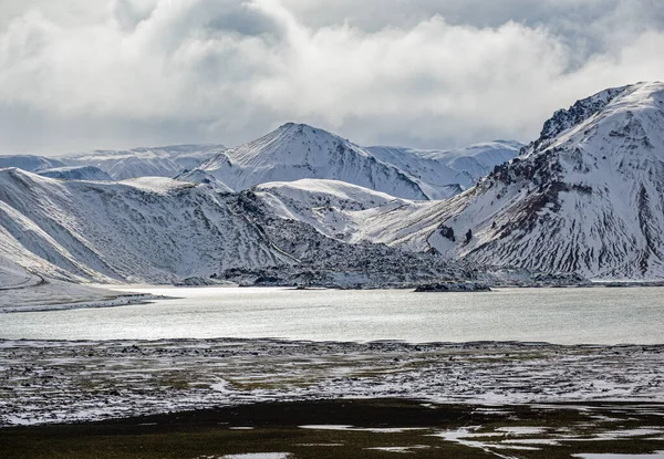 Смена Сезона Южном Нагорье Исландии Красочные Ландманналогарские Горы Снежным Покровом — стоковое фото