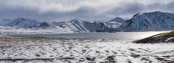 Смена Сезона Исландском Нагорье Красочные Ландманналогарские Горы Снежным Покровом Осенью — стоковое фото