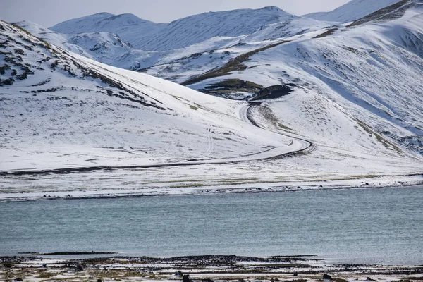 在冰岛南部高地 五彩缤纷的大地隆起的山脉被白雪覆盖着 山脚下的Frostastadavatn湖 — 图库照片