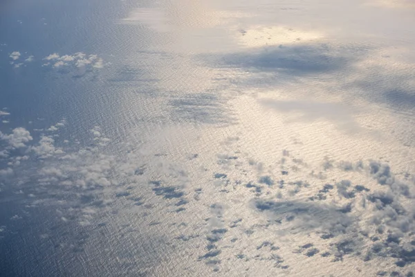 Вечернее Небо Облака Над Океаном Видны Иллюминатора Самолета Небесный Облачный — стоковое фото