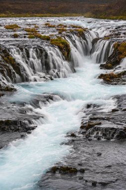 Bruarfoss sonbahar manzaralı resim şelalesi. Güney İzlanda 'da mevsim değişimi.