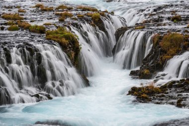 Bruarfoss sonbahar manzaralı resim şelalesi. Güney İzlanda 'da mevsim değişimi.