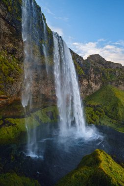 Resimli şelale Seljalandsfoss sonbahar manzarası, güneybatı İzlanda.