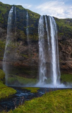 Resimli şelale Seljalandsfoss sonbahar manzarası, güneybatı İzlanda.