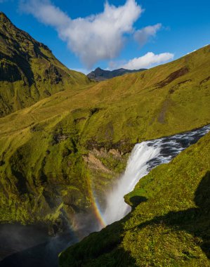 Suyla dolu büyük şelale Skogafoss sonbahar manzaralı, güneybatı İzlanda.