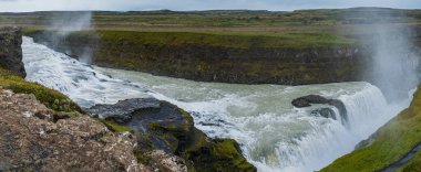 Suyla dolu bir resim Büyük şelale Gullfoss Sonbahar manzarası, İzlanda 'nın güneybatısı.