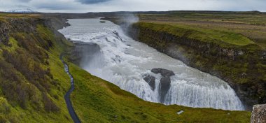 Suyla dolu bir resim Büyük şelale Gullfoss Sonbahar manzarası, İzlanda 'nın güneybatısı.