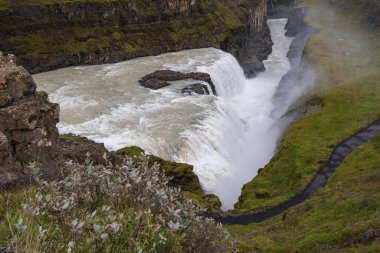 Suyla dolu bir resim Büyük şelale Gullfoss Sonbahar manzarası, İzlanda 'nın güneybatısı.