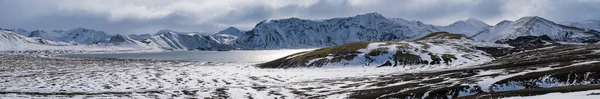 Zlanda Dağlarında Mevsim Değişimi Sonbaharda Kar Altında Renkli Landmannalaugar Dağları — Stok fotoğraf