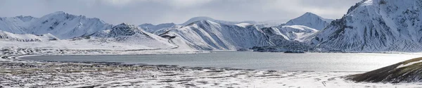 Säsongsskifte Södra Högländerna Island Färgglada Landmannalaugar Berg Snötäcke Hösten Frostastadavatn — Stockfoto