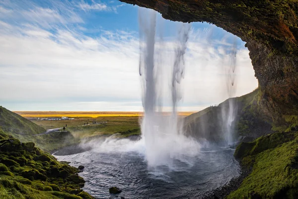 Picturesque Waterfall Seljalandsfoss Осінній Вид Південно Західна Ісландія Люди Машина — стокове фото