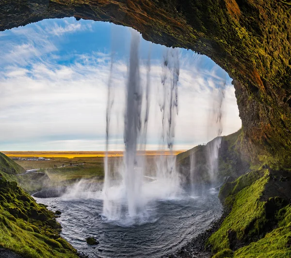 Живописный Водопад Seljalandsfoss Осенний Вид Юго Запад Исландии Люди Автомобиль — стоковое фото