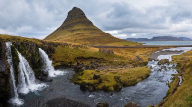 Ünlü Kirkjufell Dağı ve Kirkjufellsfoss Şelalesi Batı İzlanda sonbahar manzarasında Grundarfjordur 'un yanında..