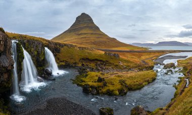 Ünlü Kirkjufell Dağı ve Kirkjufellsfoss Şelalesi Batı İzlanda sonbahar manzarasında Grundarfjordur 'un yanında..