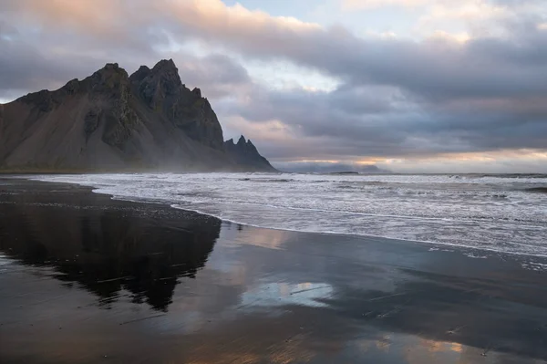 Sonnenaufgang Stokksnes Kap Meeresstrand Und Vestrahorn Berg Mit Seiner Reflexion — Stockfoto